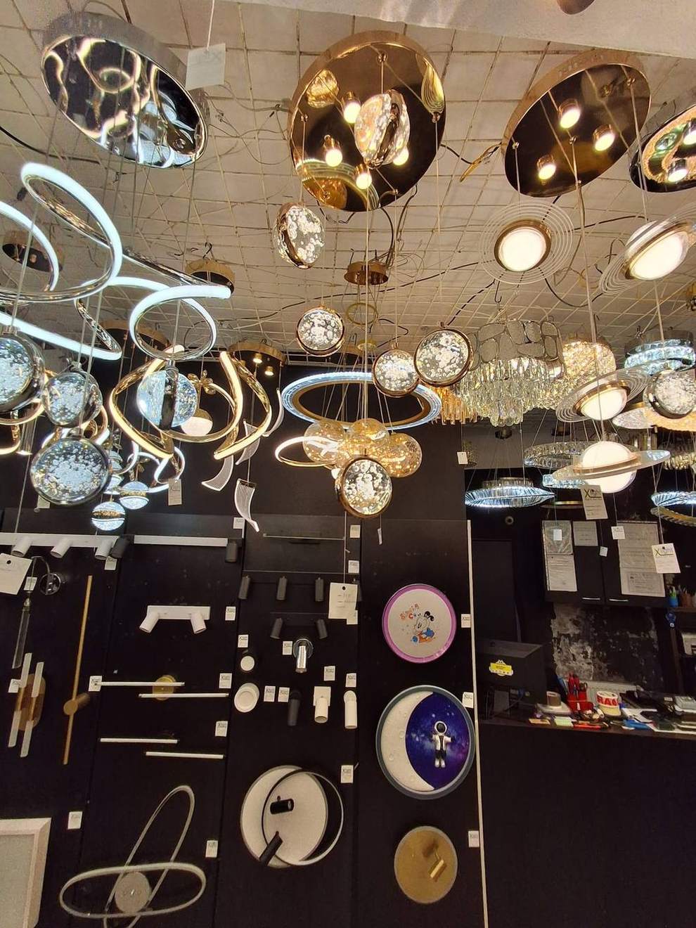 Lustra decorativa expusa in showroomul Xlight