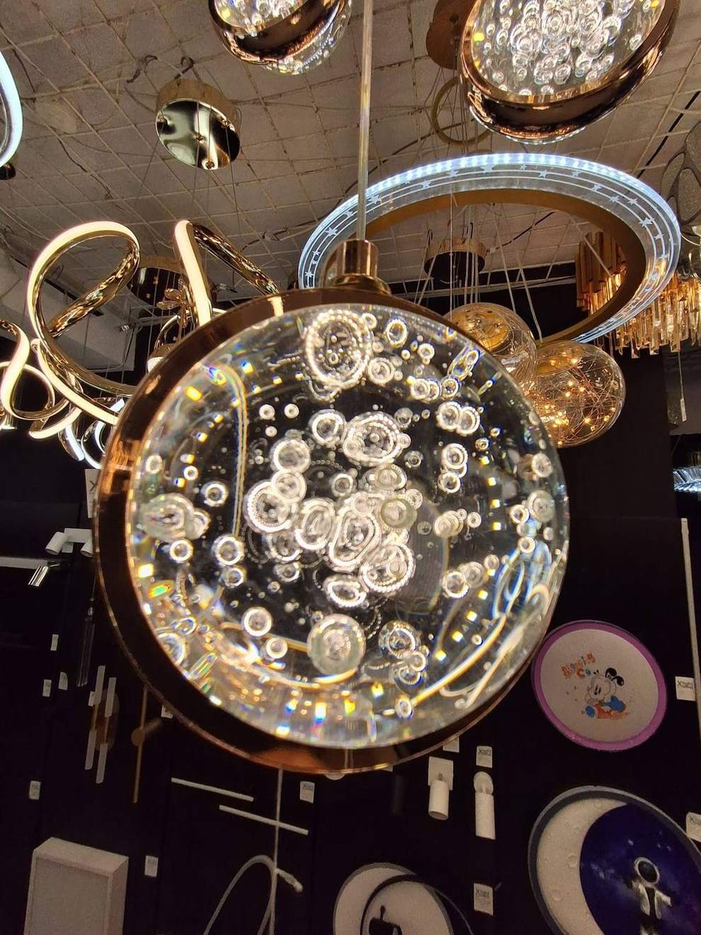 Lustre decorative expuse in showroomul Xlight