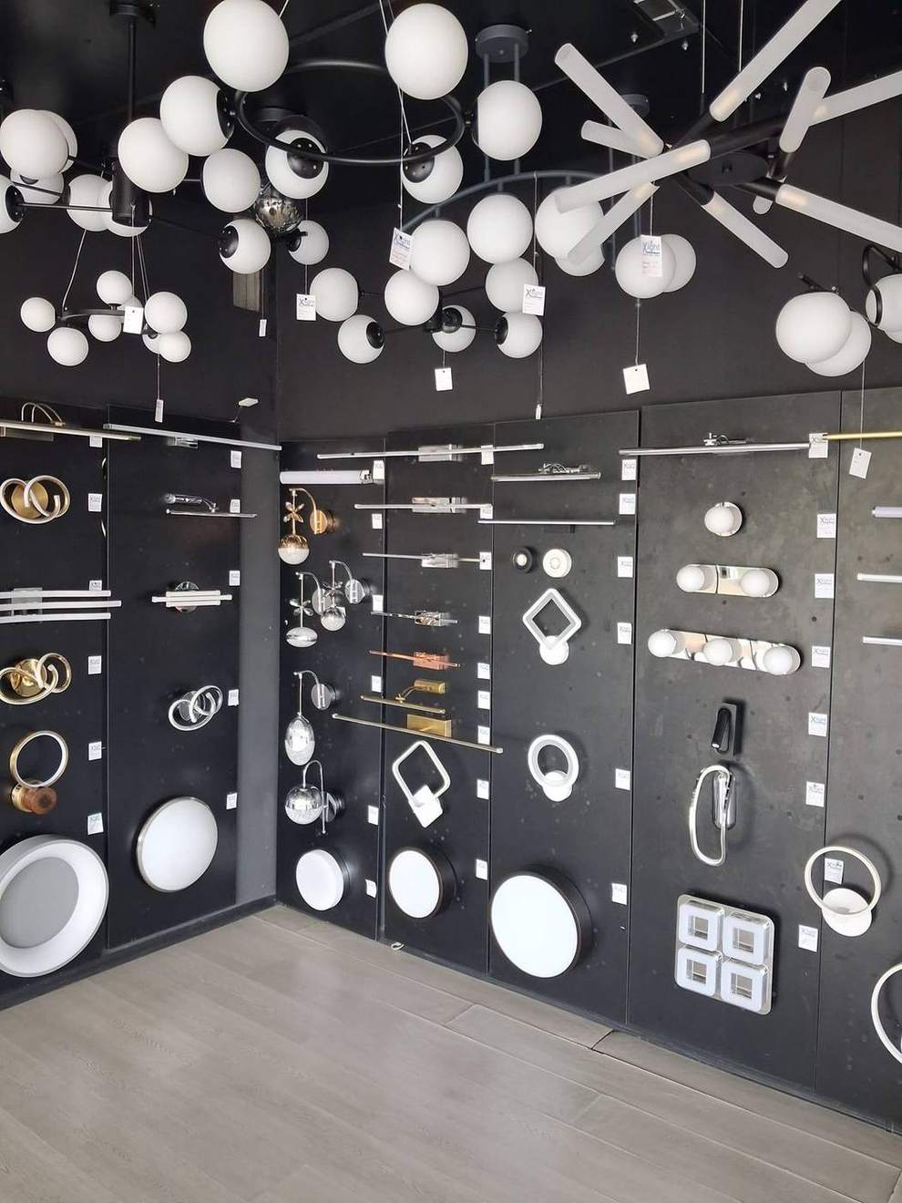 Aplice moderne expuse in showroomul Xlight