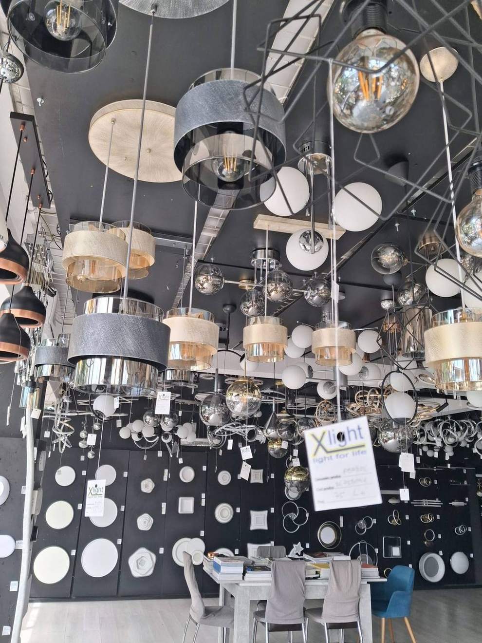 Detaliu de lumina ambientala intr-un proiect Xlight